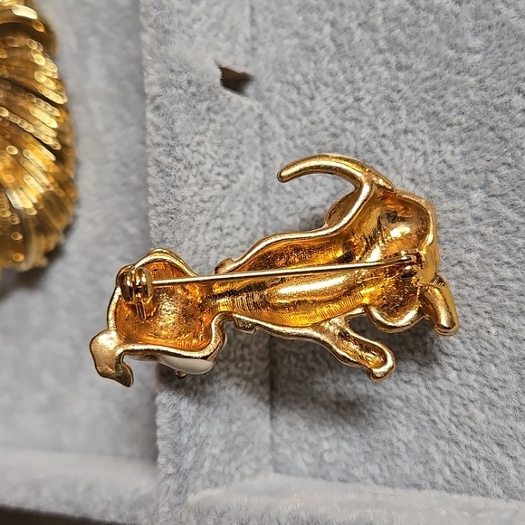 Vintage Enamel Dog Brooch - Cream and Gold Tone - Picture 6 of 17